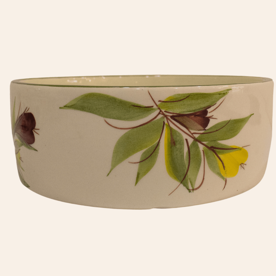 Vista desde arriba de bowl cerámico con patrón de flores de colores, diseño tradicional colombiano.