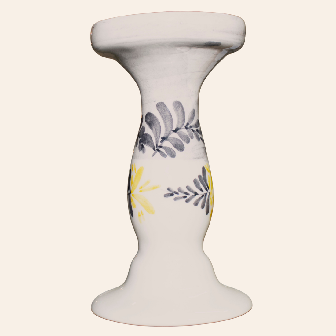 Candelabro de cerámica auténtica sobre una mesa de centro de madera, decoración rústica elegante.