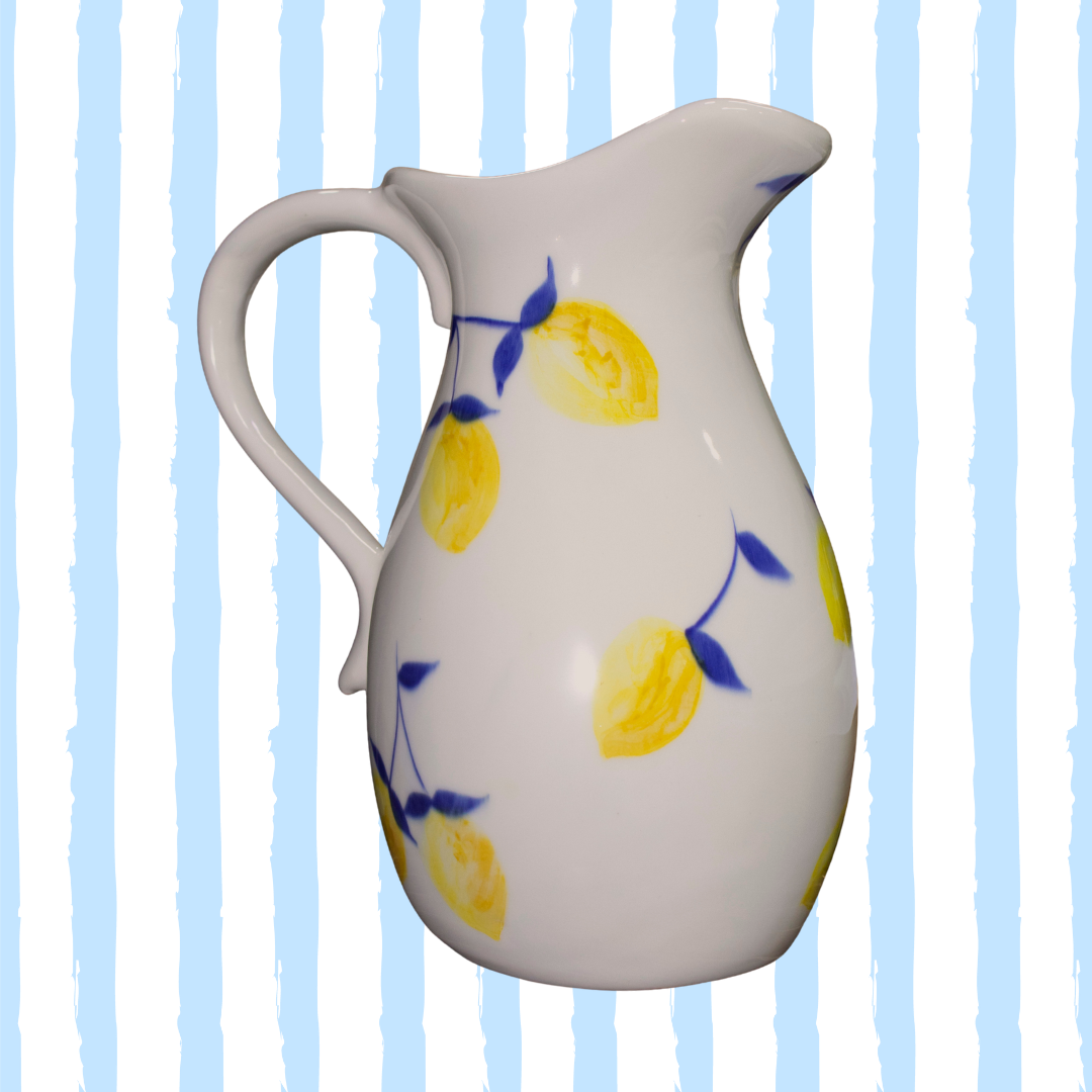 Jarra de agua de cerámica de El Carmen de Viboral con diseño floral pintado a mano.