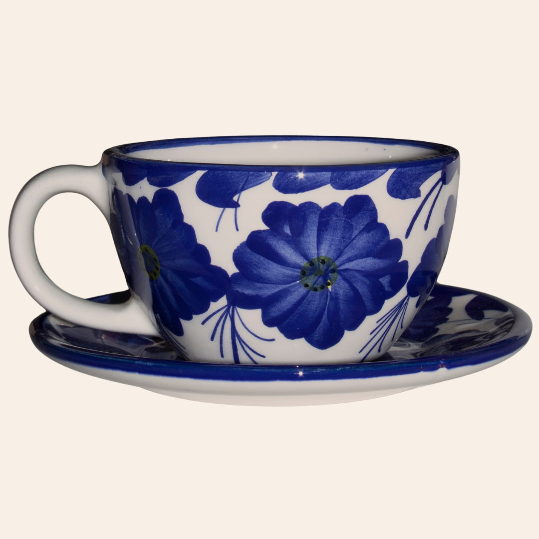 Juego de té París, mug boca ancha con plato, cerámica artesanal decoración Mayoral Cobalto, hecha a mano en El Carmen de Viboral
