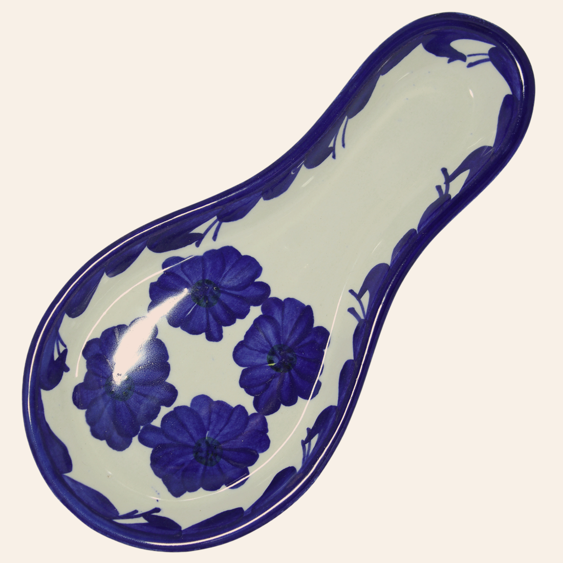Perfil de portacucharas de cerámica con forma ergonómica y acabado vitrificado brillante.
