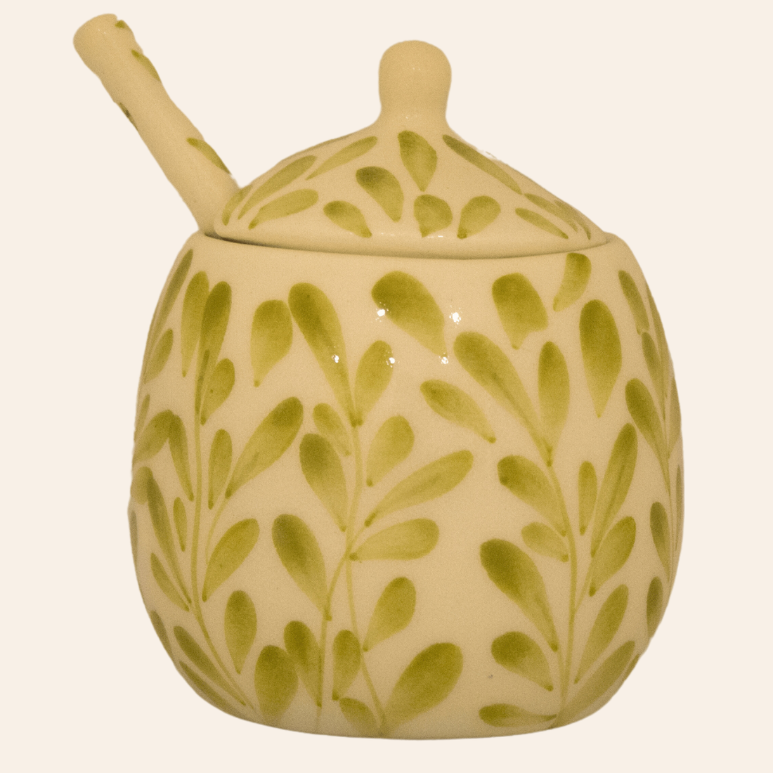 Azucarera Río con cuchara, diseño Olivo Verde pintado a mano en cerámica de El Carmen de Viboral