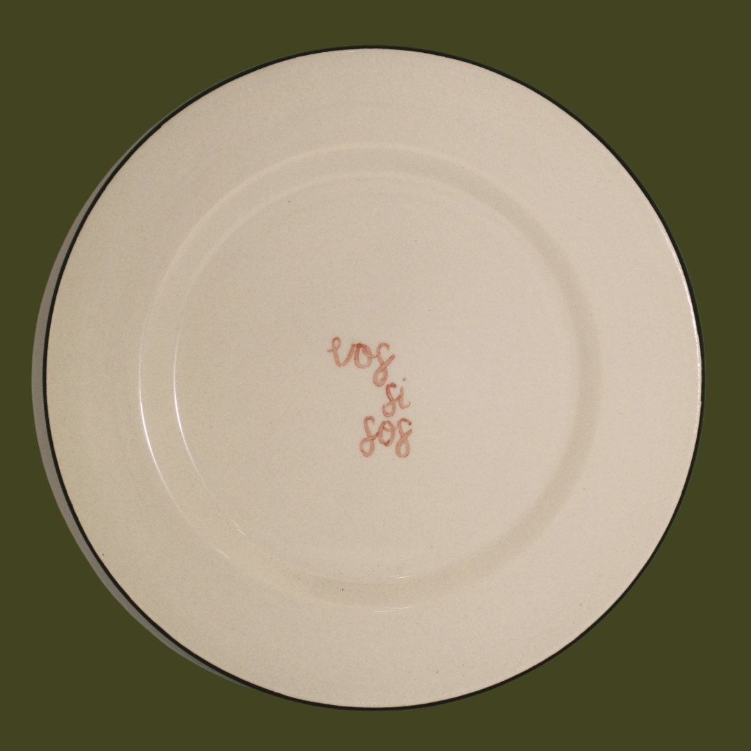 Muestra de colores y diseños personalizables en platos de cerámica hechos a medida.